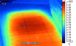 Termogramy zachycují tepelné poměry na podlaze ve třech vybranýcn částech domu, v místech, kde je nainstalováno podlahové topení. Podle barevného odstínu a přiložené škály je možné odečíst teplotu.