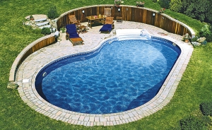 Zapuštěním bazénu do svažitého terénu vznikne chráněné místo pro relaxaci (MOUNTFIELD).