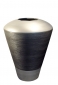 Váza (Marubi) inspirovaná technickými součástkami, technický kámen, ruční výroba, barva antracit, hrubý reliéf a stříbrný hladký kov, cena 75 000 Kč (MARUBI).