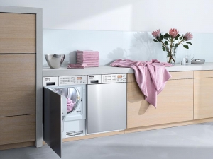 Vestavná pračka Miele W2839 s automatikou pro úsporu spotřeby vody a energie a sušička Miele T4839C pro šetrné a energeticky úsporné sušení.