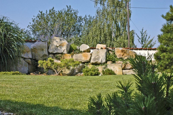 Kámen v zahradě může mít mnoho podob. Zde se stal dominantním prvkem, který časem významně doplní zeleň.