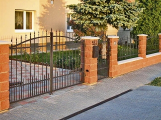 Na zakázku vyrobený kovaný plot je nejenom atraktivní, ale dokáže podtrhnout i individualitu stavby (MIROSLAV SKALÍK).