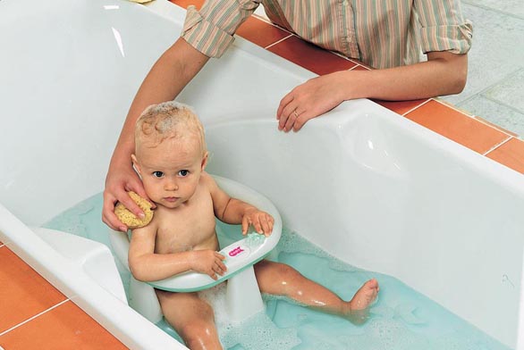 Dítě koupeme tradičně ve vaničce nebo ve speciálním koupacím kbelíku.