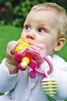 Kousátko s různými povrchy usnadňuje prořezávání a posilování prvních dětských zoubků (DIFRAX).