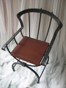 Gotická židle s bombírovanými opěráky je stabilní a pohodlná, vhodná do jakéhokoliv interiéru (KOVOART).