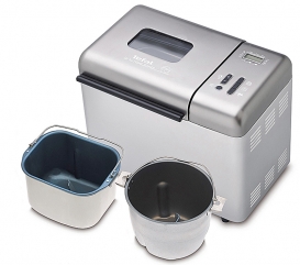 Domácí pekárna OW 400131 s párem nádob pro hranatý i kulatý chléb do 1,2 kg a 13 pečicími programy. Cena 2 990 Kč (Tefal).