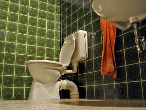 Čištění odpodního potrubí WC nebývá věc ani příjemná, ani jednoduchá. Nejlepší je důkladná prevence.