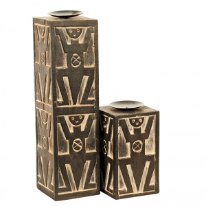 Set dvou kvádrových dřevěných svícnů s etno motivem. Materiál: tropické dřevo Albizia Falcata. Cena za set 597 Kč (IN ART).