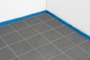 4) Hotová podlaha: Pomocí silikonové těsnicí hmoty utěsníme prostor mezi dlaždicemi a stěnami. Před zapnutím systému podlahového topení necháme podlahu kompletně zaschnout.