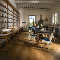 Prostorným kuchyním a jídelnám vévodí masivní jídelní stoly. Nábytek se omezuje hlavně na spodní skříňky a nástěnné police, aby prostor jako celek zůstal odlehčen, kuchyňská linka bývá často vyzděná. Dubová podlaha je z kolekce Provence, dekor Arles (KPP).