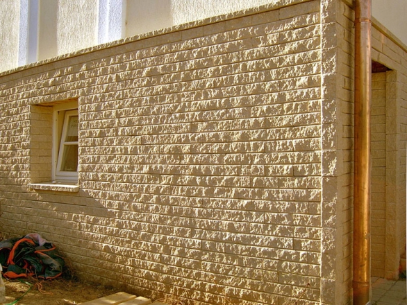 Aktivní ochranná fasáda z umělého kamene pomocí komínového efektu udržuje a ozdravuje plášť domu (NOVABRIK).