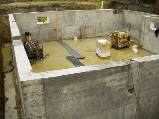 Betonová vana podsklepeného domu. Složité podlaží pod přízemím...