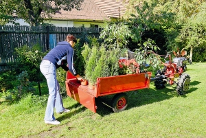 Univerzální zahradní přívěs s nosností 350 kg k malotraktorům a kultivátorům značky Mountfield.