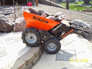 Motorové stavební kolečko Muck-Truck s motorem o 5,5 HP zvládne s nákladem až 250 kg i jízdu po schodech. Cena 55 370 Kč.