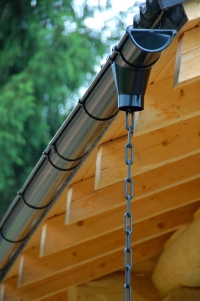 Poměrně efektní i efektivní řešení dešťového svodu pomocí řetězu.