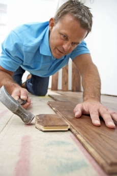 Moderní podlahu lze zhotovit jak z masivního dřeva, tak i z jeho více či méně zdařilých imitací.