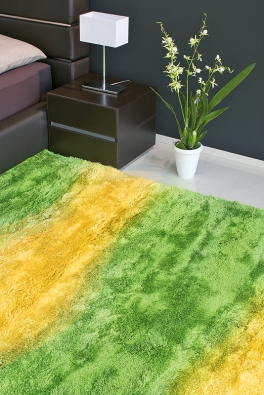 Ručně taftovaný koberec s dlouhým vlasem Bakero – Oscar, cena 10 080 Kč (carolicarpets.cz).