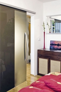 Celoskleněné dveře Stylus rozjasní i malý pokoj, zrcadlo hru se světlem podpoří (VV SKLO).