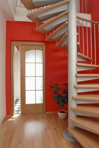 Značnou úsporu místa docílíte nainstalováním točitého schodiště, protože klasické schody by ukrojily příliš velký prostor (J.A.P.).