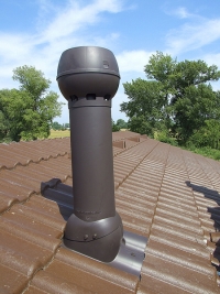 Pro centrální podtlakové větrání je určen střešní odtahový ventilátor vyráběný v několika výkonových řadách s odlišnými typy průchodek pro různé druhy střešní krytiny.