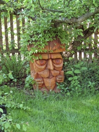 Oblíbenou dřevěnou sochou je i Vousáč pod jabloní.
