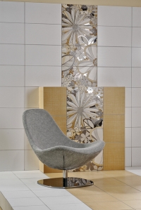 Koupelna jako další obytná místnost. Kolekce obkladů s velkoformátovým květinovým dekorem Botanica (RAKO).