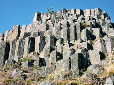 Monumentálně působí i architektura surovinových nalezišť a zdrojů kamene.