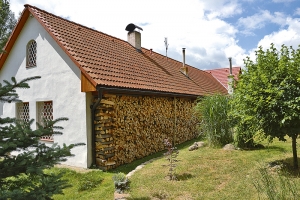Stavení, v němž se topí dřevem, musí mít zásobu na několik let.