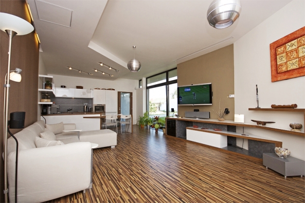 Obývací pokoj v Centru inovací pro technologie inteligentního bydlení (CITIB), které bylo vybudováno v Praze a pro region střední a východní Evropy slouží jako místo pro prezentace nejnovějších technologií (CITIB).