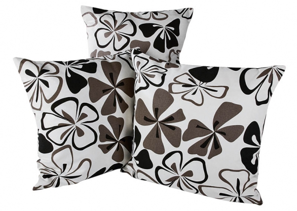 Ozdobný polštář Flora (50 × 50 cm), omyvatelný potah ze 100% bavlny, náplň tvoří 100% polyester, cena 199 Kč (JYSK).