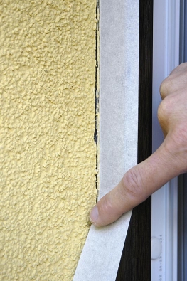2) Důkladně zakryjeme páskou okolní plochy okna a parapetu. Pásku nalepujeme minimálně 2 mm od poškozeného místa, abychom při odlepování nestrhli i opravenou vrstvu.
