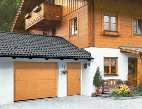 Pro maximální vyladění fasády domu mohou mít vrata stejný dekor jako vedlejší dveře (HÖRMANN).
