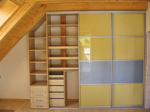 Ukázka praktických možností využití podkrovních prostor vestavěnými skříněmi (INDECO CZ).
