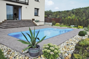 Jednoduché, elegantní, praktické a přirozeně působící architektonické propojení bazénu s domem a zahradou (ALBIXON).