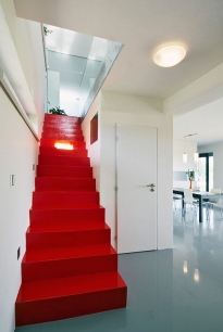 Železobetonové schodiště opatřené stěrkou a výrazným barevným nátěrem – velká „paráda“ za přijatelnou cenu. Autorem myšlenky je architekt Radim Václavík.