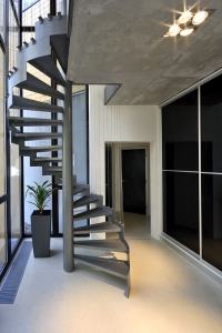 Točité ocelové schodiště vynikne díky boční schodnici, jde o jednolitý profil ze silnostěnného plechu. Design Ing. arch. Ondřej Kamenický.