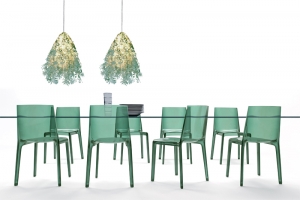 Stohovatelná židle Eveline, design Raul Barbieri, cena 5 460 Kč (DELSO).