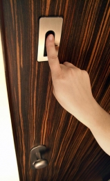 Dveře lze doplnit dalšími bezpečnostními komponenty, například čtečkou otisků prstů, která ve spojení s motorovou vložkou zamyká a odemyká dveře automaticky bez použití klíče (NEXT).