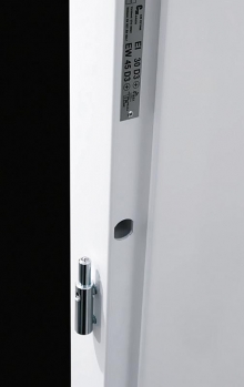 Detail závěsu a uzavíracího otvoru kovových bezpečnostních dveří (SAPELI).