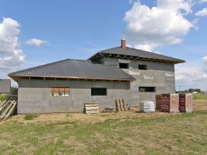 A ještě jednou variace na téma beton – zdicí systém Durisol. Aplikované štěpkocementové tvárnice garantují při tloušťce 400 mm součinitel prostupu tepla (U) 0,17 W/m²K.