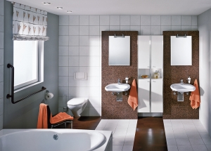 Koupelna pro seniory vyžaduje prostor, pohodlný přístup do vany a toaletu v dostatečné vzdálenosti od zdi (SANITEC).