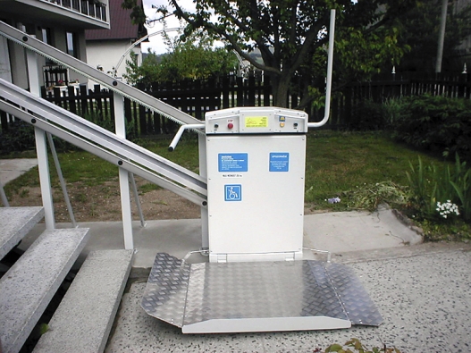 Elektrické schodišťové plošiny se montují přímo na rameno schodiště (VVS-ČESKÉ VÝTAHY).