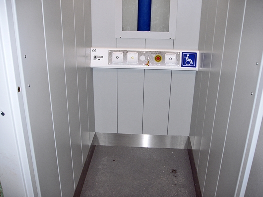 Když je třeba instalovat výtah, lze požádat  o příspěvek na stavební úpravy (VVS-ČESKÉ VÝTAHY).