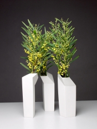Keramická, designově zajímavá váza navržená pro stylově čisté interiéry.