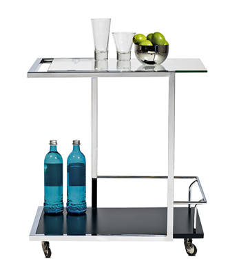 Servírovací stolek Occa 2000 (BoConcept), sklo a černý lak, cena 9 170 Kč (DECOLAND).