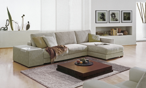 Pohovka Domino s odkládacím tácem, cena od 99 000 Kč (NATUZZI).