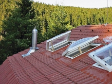 Kopulové bodové světlíky na míru lze instalovat do šikmé i ploché střechy (zvětšují vnitřní prostor, sníh z povrchu sjíždí). Dodává je např. firma LAM-PLAST (orientačně 8 000 až 10 000 Kč bez DPH).