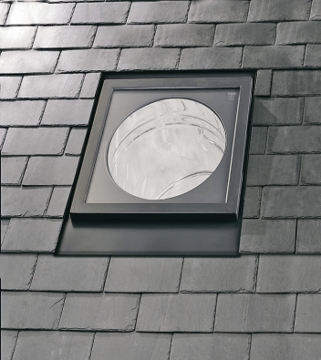 Novinkou společnosti VELUX je světlovod TLR s pevným tubusem, který má integrované hliníkové lemování a vzhled malého střešního okna.
