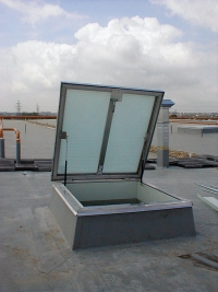 Plochý bodový světlík Dachlicht představuje jednu ze základních variant prosvětlení sedlové střechy s mírným sklonem, ale uplatní se i na ploché střeše (výroba Indu-Light, prodej a montáž GRADUS).