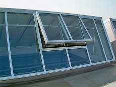 Ateliéru pod plochou střechou dodá zajímavé světlo pásový světlík Shedline (hliníková konstrukce, výplň z polykarbonátu, prodej a montáž GRADUS).